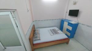 mały pokój z małym łóżkiem w obiekcie Ngọc Mơ Motel w Ho Chi Minh