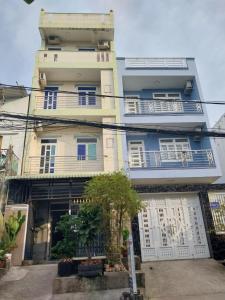 wysoki budynek z niebiesko-białymi oknami w obiekcie Ngọc Mơ Motel w Ho Chi Minh
