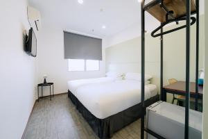 Postel nebo postele na pokoji v ubytování The Concept Hotel Melaka City