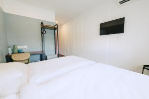 Postel nebo postele na pokoji v ubytování The Concept Hotel Melaka City