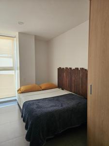 1 dormitorio con 1 cama grande y cabecero de madera en NSI Alameda Park Humboldt Mexico City, en Ciudad de México