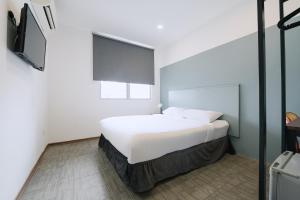 Postel nebo postele na pokoji v ubytování The Concept Hotel Melaka City