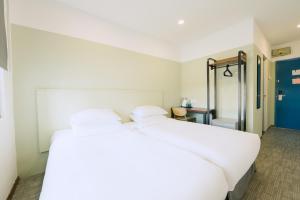Postel nebo postele na pokoji v ubytování The Concept Hotel Melaka City
