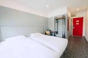 Postel nebo postele na pokoji v ubytování The Concept Hotel Melaka City