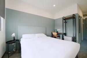 Postel nebo postele na pokoji v ubytování The Concept Hotel Melaka City