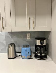 encimera de cocina con cafetera y tostadora en BRAND NEW lower home with EXCLUSIVE Bathroom en Toronto