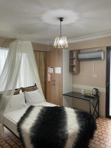 een slaapkamer met een bed met een zwart-witte deken bij Terrace Boutique Otel in Serdivan