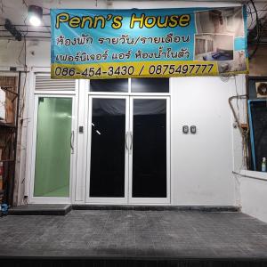 Phenn's House @Ramkhamhaeng في Bang Kapi: باب امام منزل عليه لافته