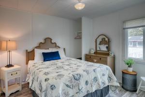 1 dormitorio con 1 cama grande y espejo en Shell Collector Cottage 2-Bed by the Sea w fireplace, en Grayland