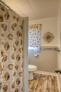 y baño con aseo y cortina de ducha. en Shell Collector Cottage 2-Bed by the Sea w fireplace, en Grayland