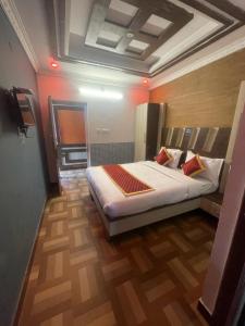 sypialnia z dużym łóżkiem w pokoju w obiekcie Ooty OWLS NEST INN w mieście Utakamand
