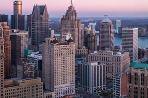 una vista aérea de una gran ciudad con rascacielos en The Westin Book Cadillac Detroit, en Detroit