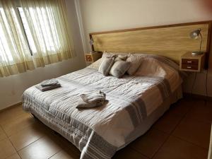 a bedroom with a bed with towels on it at Sol y Vida in Godoy Cruz