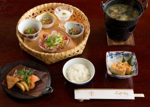 a table topped with bowls of food and rice at Chigira Jinsentei in Shibukawa