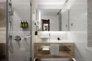 Uma casa de banho em Lodgewood by Nina Hospitality Mong Kok