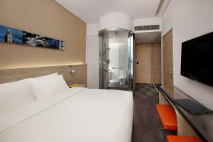 Un pat sau paturi într-o cameră la Lodgewood by Nina Hospitality Mong Kok