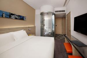 Uma televisão e/ou sistema de entretenimento em Lodgewood by Nina Hospitality Mong Kok