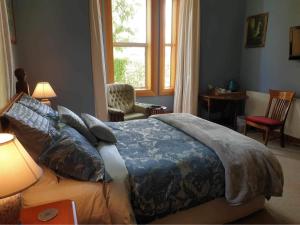 Winton的住宿－Belvedere Bed & Breakfast，一间卧室设有一张大床和一个窗户。