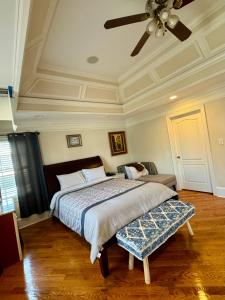 una camera con letto e ventilatore a soffitto di Holiday Room with Private Bathroom in ATL, Summerhill, Stairs Required ad Atlanta