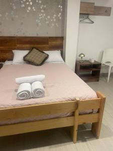 a bed with two towels on top of it at Huancayo Suite 2-Cómodo miniDpto in Huancayo