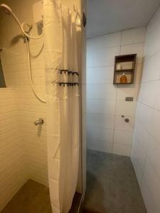 a shower with a white shower curtain in a bathroom at Huancayo Suite 2-Cómodo miniDpto in Huancayo