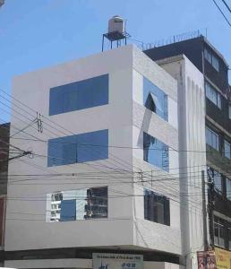 a tall white building with a water meter on top at Huancayo Suite 2-Cómodo miniDpto in Huancayo