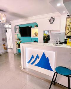 a store with a blue and white counter with a chair at Hotel Sierra Nevada B&B SAS in Valledupar