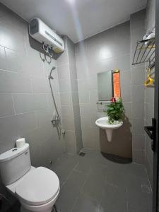 a bathroom with a white toilet and a sink at Siro homestay in Danang