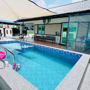 - une piscine en face d'une maison dans l'établissement TeratakAyahBonda, à Kuala Terengganu