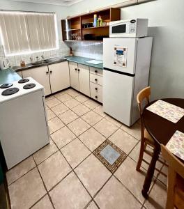Η κουζίνα ή μικρή κουζίνα στο Geraldton Holiday Unit with free Streaming