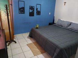 ein Schlafzimmer mit einem Bett und einer blauen Wand in der Unterkunft Departamento centrico in San Juan del Río