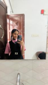 een vrouw die een foto van zichzelf neemt in een spiegel bij Hotel Mangal Niwas in Bedla