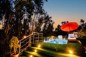 um pátio com um guarda-sol e uma piscina em G Hotels Collect em Arequipa