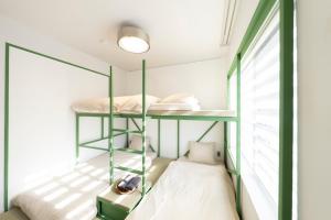 a room with two bunk beds and a window at コートヤード広尾 in Tokyo