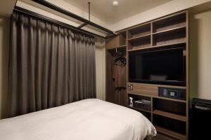 Dormy Inn Express Toyohashi的电视和/或娱乐中心