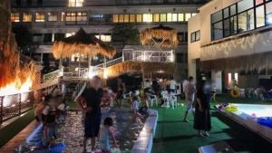 Eine Gruppe von Menschen steht um einen Pool in einem Gebäude herum. in der Unterkunft Hotel Ryutouen in Saga + 40 Fotos