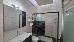 Prince Studio Apartments tesisinde bir banyo
