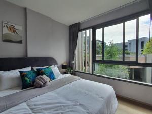 a bedroom with a large bed with a large window at Relaxing 2 Bedroom in Khaoyai in Ban Huai Sok Noi +28 photos