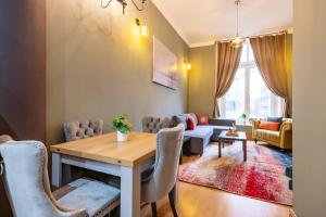 a living room with a table and chairs at 2 Bedroom in Center of London in London