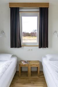 um quarto com duas camas e uma janela em Vogahraun 4 em Myvatn