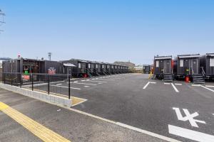 唐津HOTEL R9 The Yard Karatsu的拥有一排火车车厢的停车场