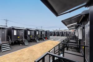 eine Reihe von Mobilheimen auf einem Parkplatz in der Unterkunft HOTEL R9 The Yard 唐津 in Karatsu