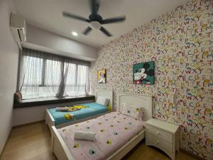 Een bed of bedden in een kamer bij Country Garden J Agape Homestay JB COZY 3801