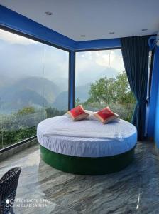 um quarto com uma cama em frente a uma grande janela em Đại Nam Hotel - số 07 ngõ 47 phố Fansipan - by Bay Luxury em Sapa