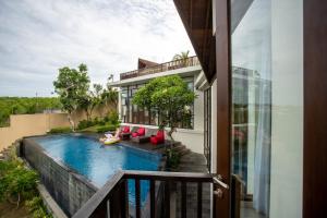 Casa con piscina junto a un balcón en Jimbaran Sea View Villa, en Jimbaran
