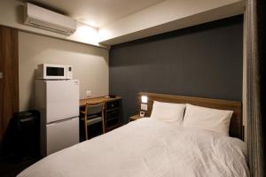 Dormy Inn Express Toyohashi客房内的一张或多张床位