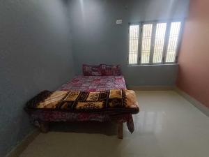 En eller flere senge i et værelse på Hotel O Home Rk Homes