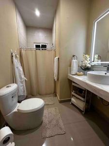 La salle de bains est pourvue de toilettes et d'un lavabo. dans l'établissement Payes Home, à Siguatepeque