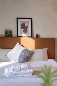 - un lit avec un oreiller et 2 serviettes dans l'établissement Apartment Hotel 11 Kuromon II, à Osaka