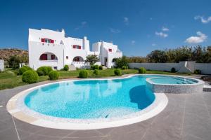 une villa avec une piscine en face d'une maison dans l'établissement Depis Edem luxury villas naxos, à Plaka